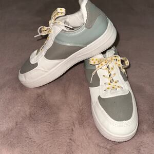 Daisy Chain Air Fashion Shoes Size 6